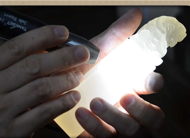 照玉強(qiáng)光手電筒不只可以鑒定琥珀，還可以鑒別各種的玉石、原石