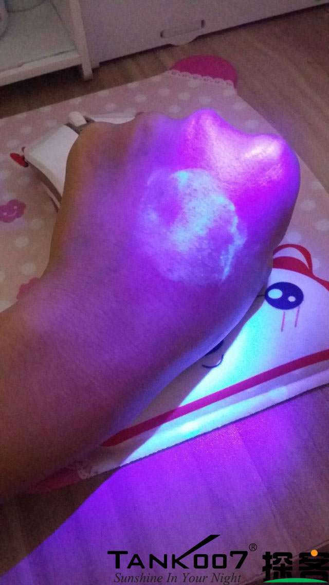客戶買了紫光手電驗熒光劑，先拿面膜大姨媽巾開刀 