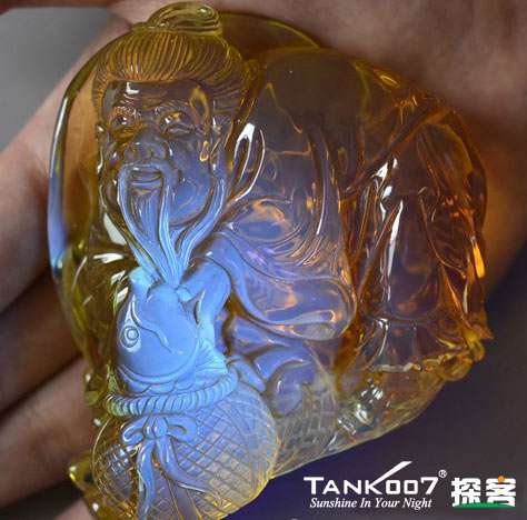 網(wǎng)上用紫光手電鑒定琥珀的帖子這么多，哪個(gè)是真假？