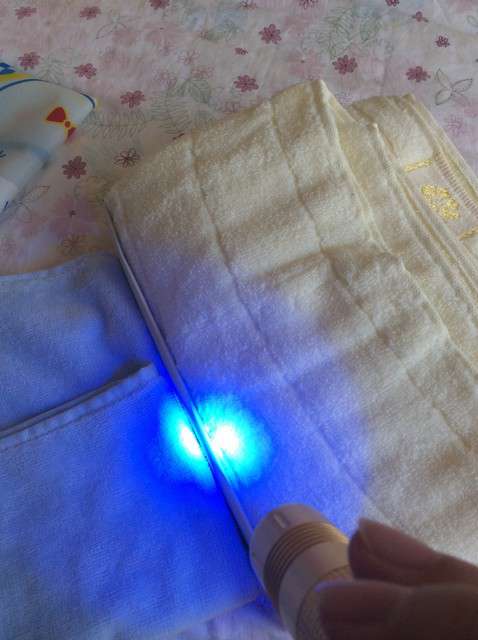  寶媽買了紫光手電，衣服上好多熒光劑，看的心慌害怕