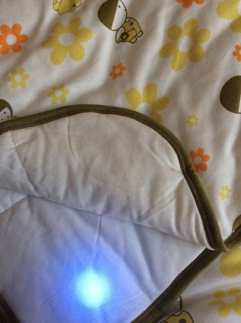  寶媽買了紫光手電，衣服上好多熒光劑，看的心慌害怕