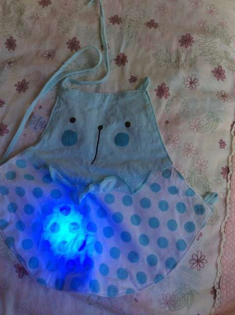  寶媽買了紫光手電，衣服上好多熒光劑，看的心慌害怕