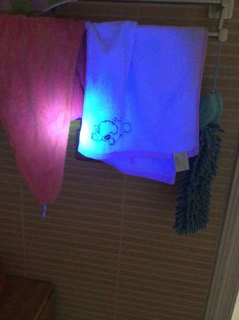 寶媽買了紫光手電，衣服上好多熒光劑，看的心慌害怕